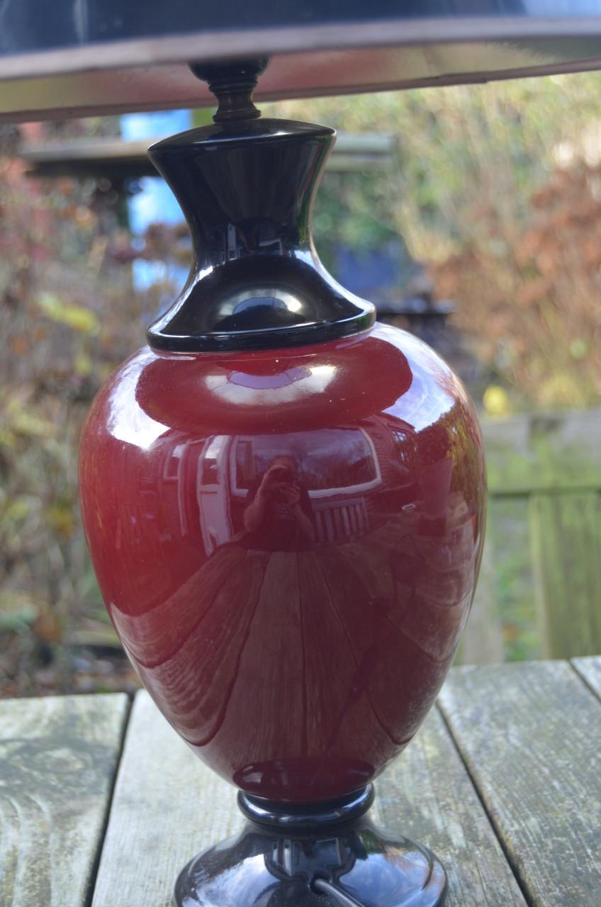 Mooie donkerrode schemerlamp in goede staat