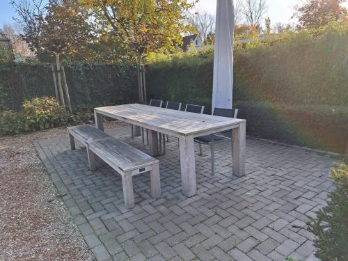 Grote teakhouten tafel met bankje en stoelen