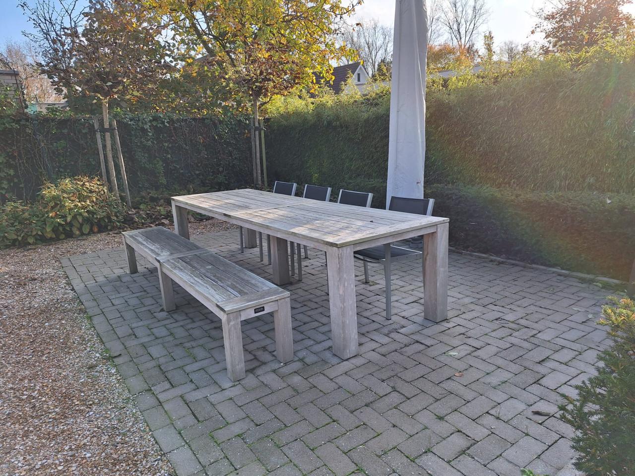 Grote teakhouten tafel met bankje en stoelen