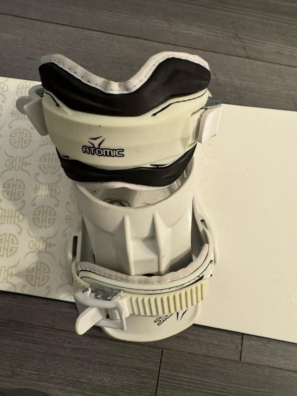Atomic snowboard met bindingen en tas