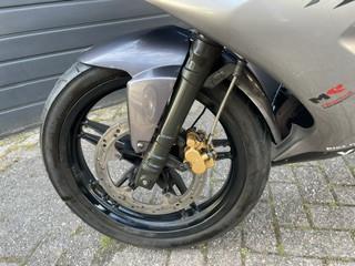 Een uniek wegracer model de yamaha tzr 50 weinig km geheel orginele staat