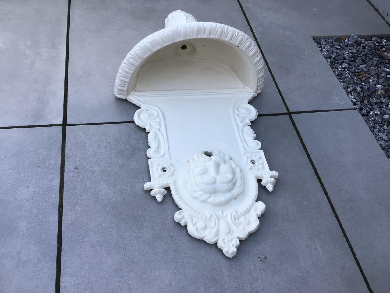 Gietijzeren lantaarn en fontein