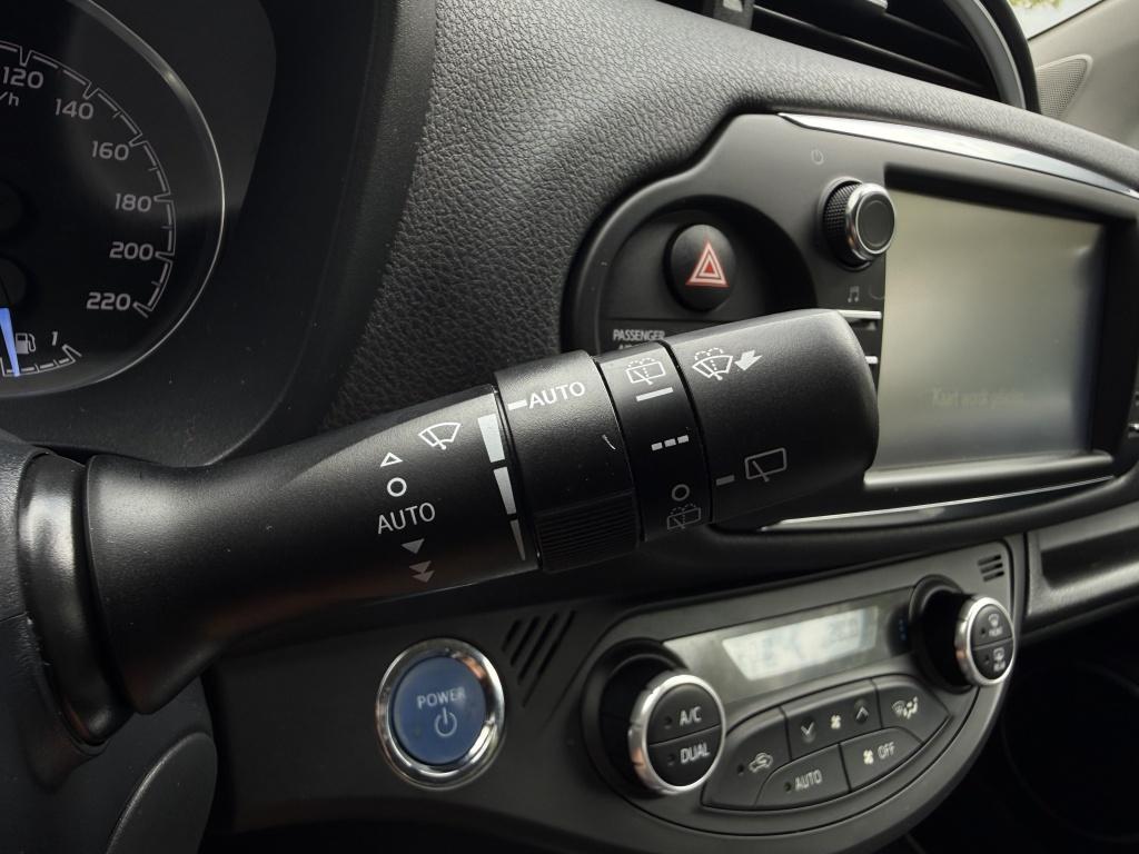 Toyota Yaris 1.5 hybrid - luxe y20 uitvoering - parelmoer wit -