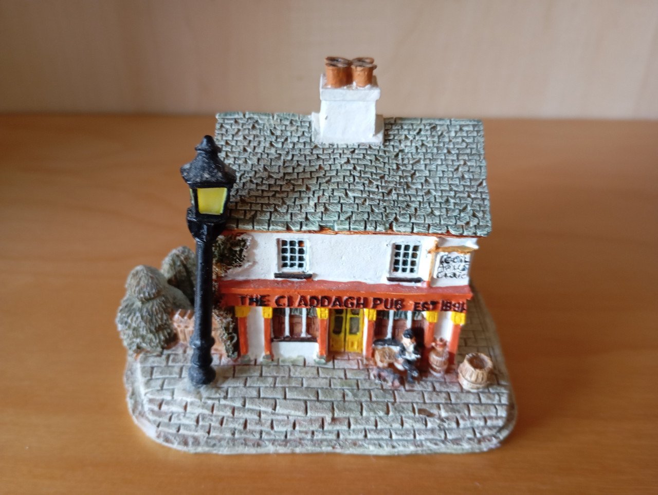 21 huisjes: 5 Lilliput Lane, 6 Amsterdamse grachten en 10 diversen.