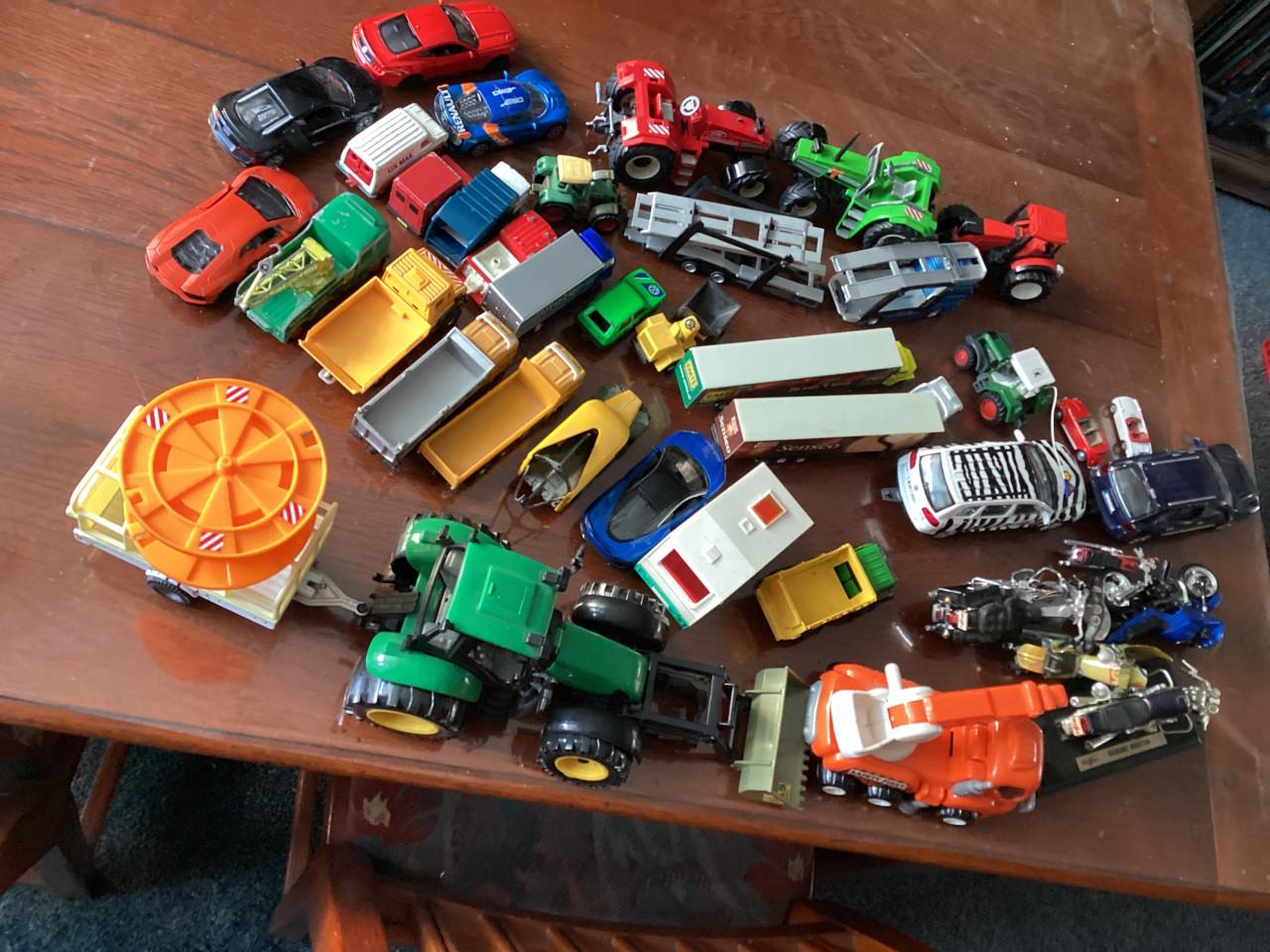 Partij van 40 stuks Speelgoed auto’s en tractors enz