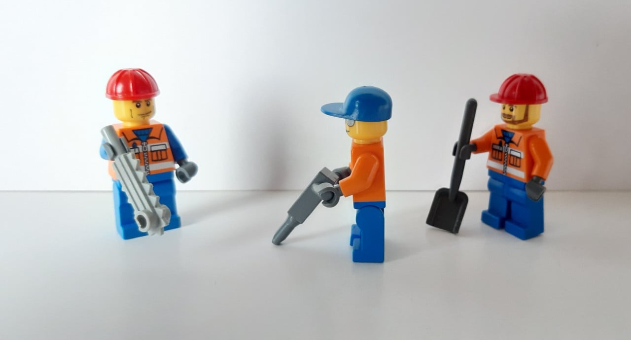 Lego minifiguren: werkman, bouwvakker met gereedschap