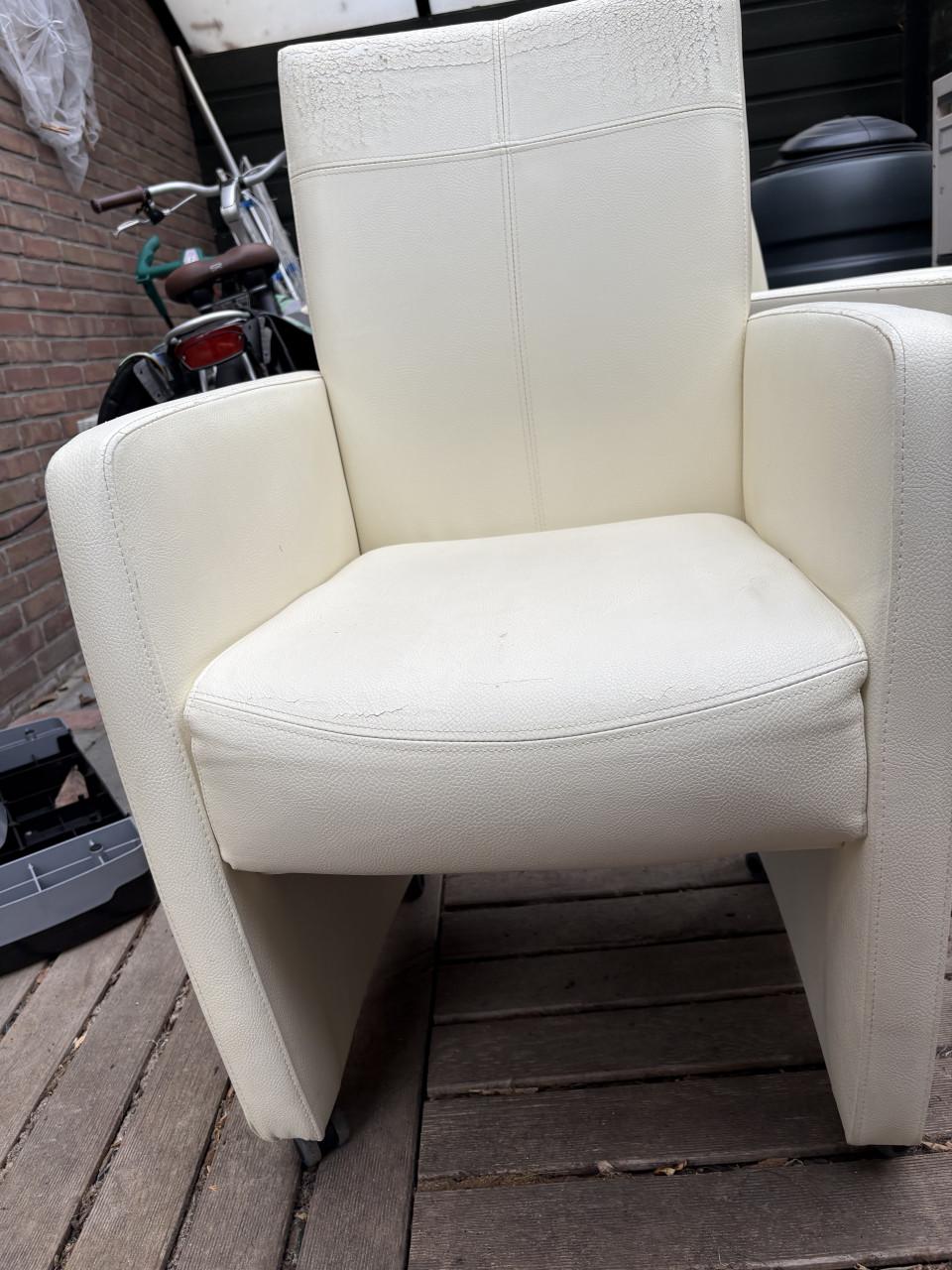 Twee eetkamerstoelen op wieltjes