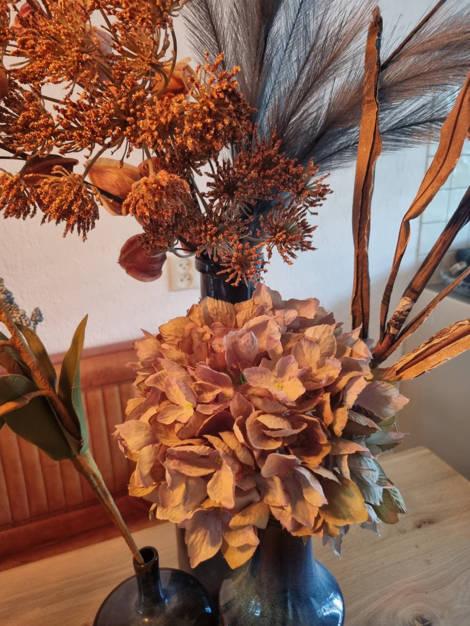 3 vazen met kusntbloemen