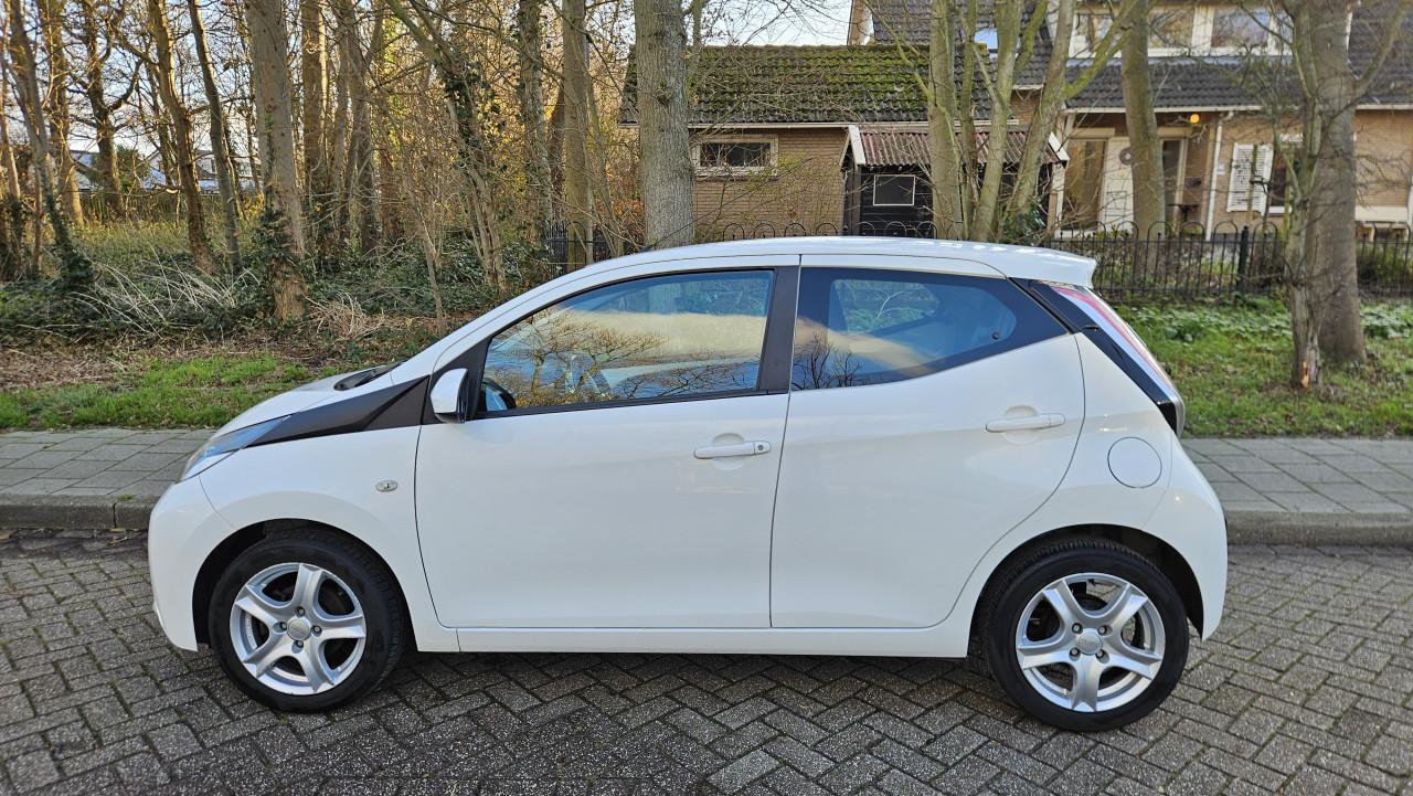 Zuinige TOYOTA AYGO X-PLAY / 1 Eig / NL AUTO / NAP / DEALER OND / 71.789 km