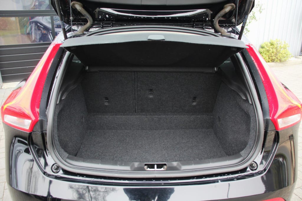 Volvo V40 1.6 t2 you! - xenon - cruise - pdc - high perf audio - dealer oh!