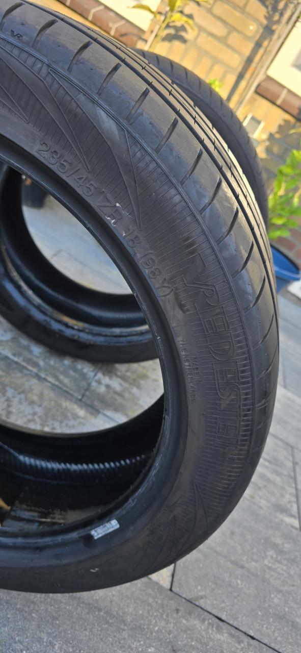2 Vredestein zomerbanden 235/45R18