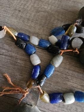 Mooie vintage originele rustieke koebellen met kralentouw