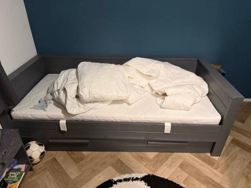 Jongens bed 90x200 cm + kleding kast en matras