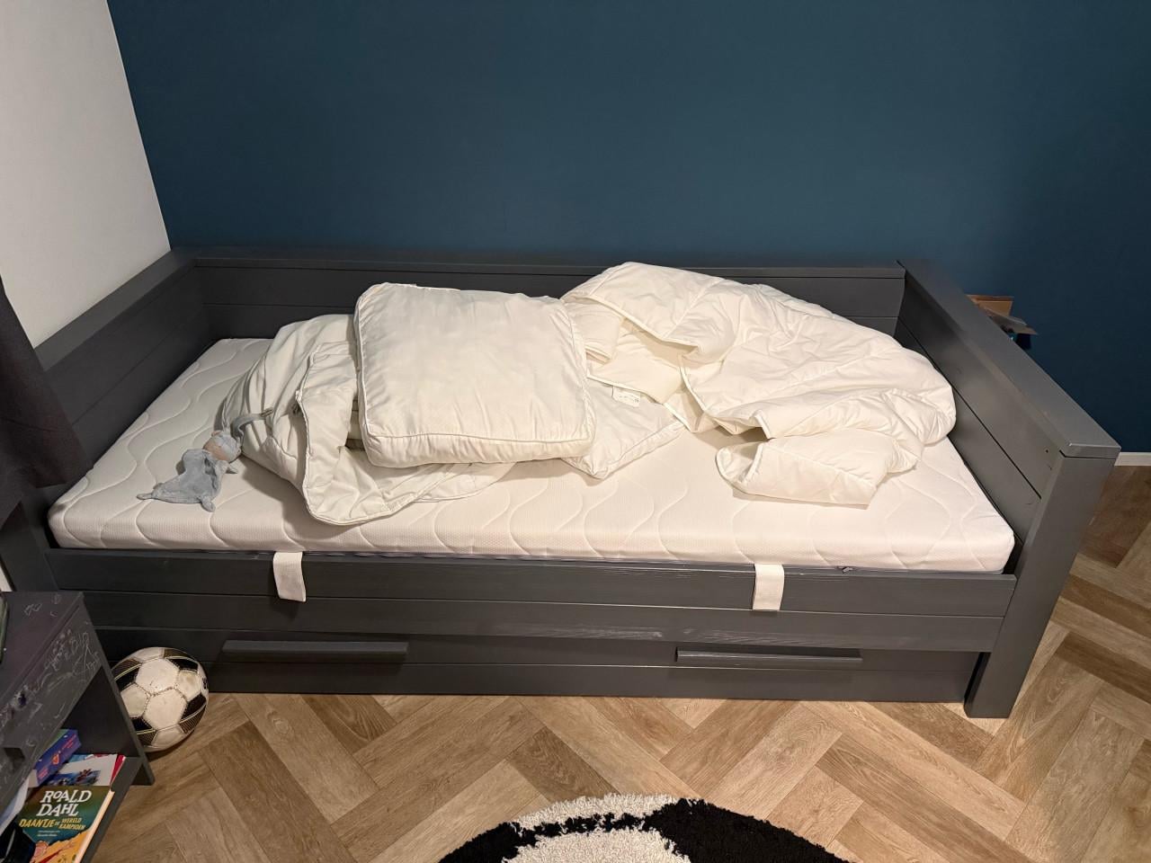 Jongens bed 90x200 cm + kleding kast en matras