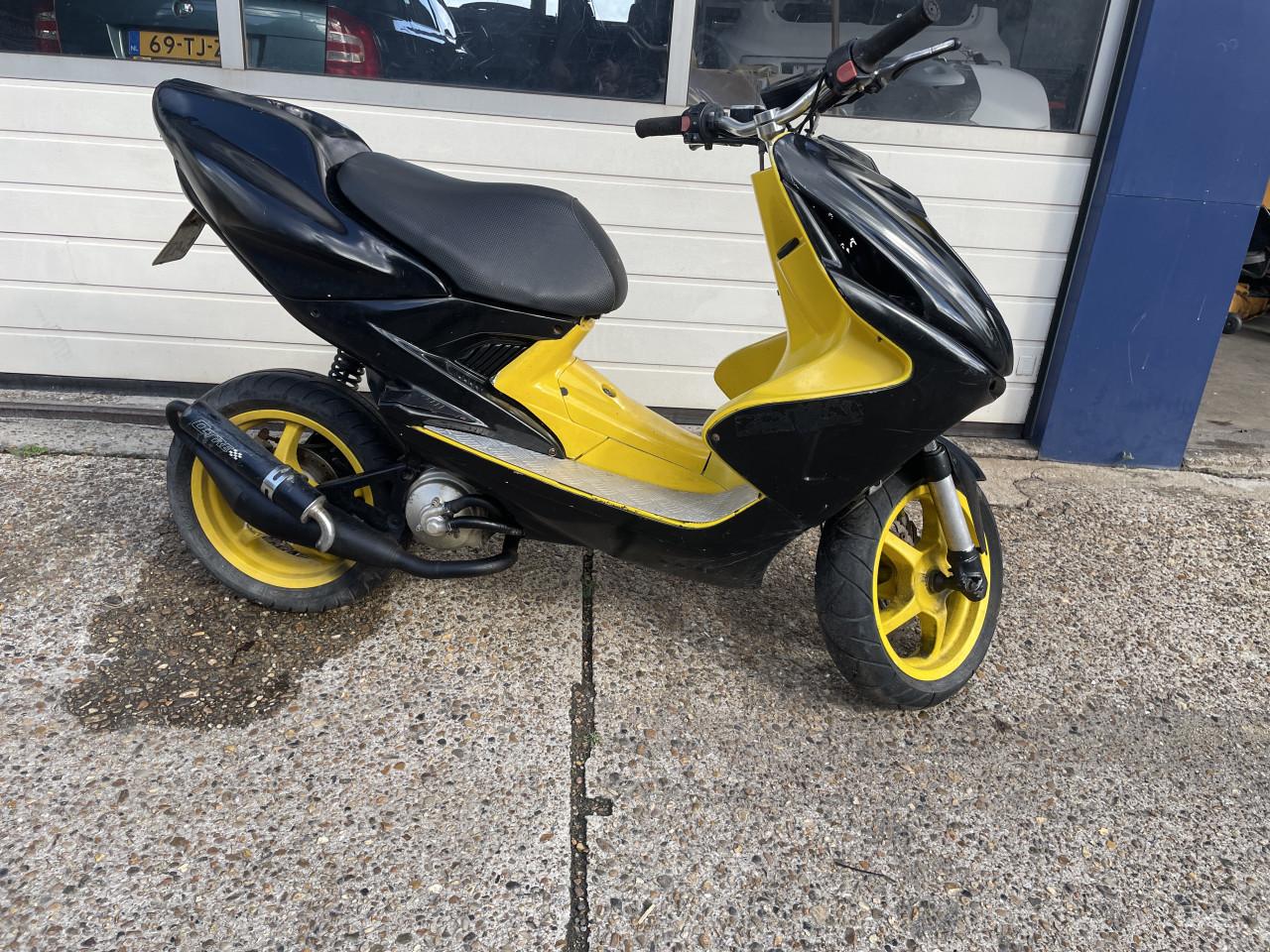 Yamaha scooter met werk
