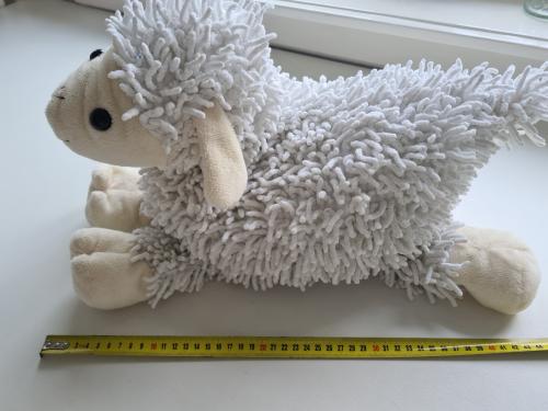 Een zacht schaap ,wit knuffeldier met een "lolliepop"-vacht.