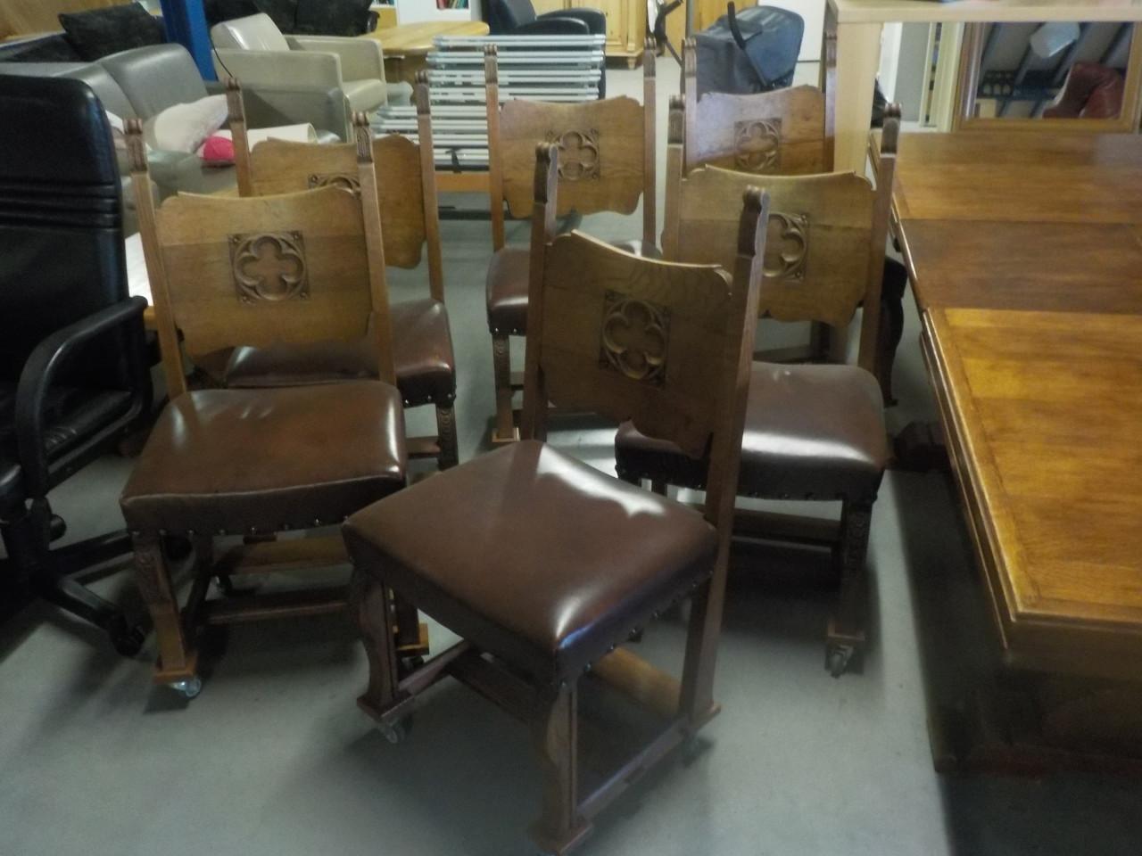 Stevige eiken verlengbare tafel + 6 stoelen op wieltjes in goede staat