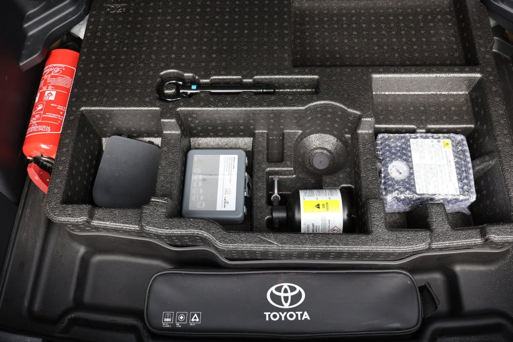Toyota Yaris Cross 1.5 hybrid 4 x 4 l trekhaak i head-up i camera i stoelve
