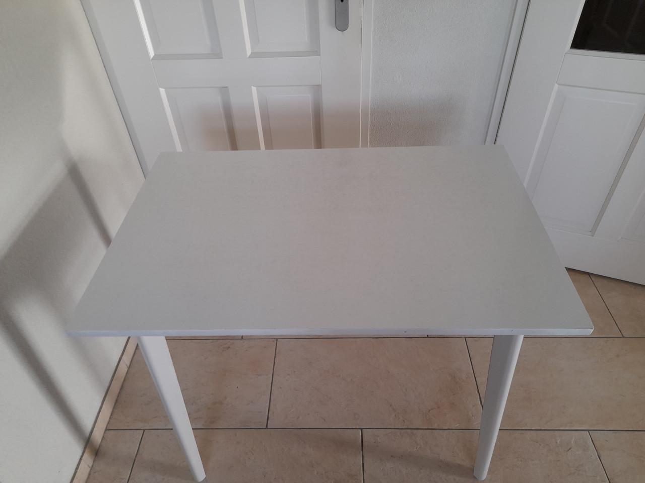 Tafel 60 x 92 x 74,5 Hoog (in goede staat )