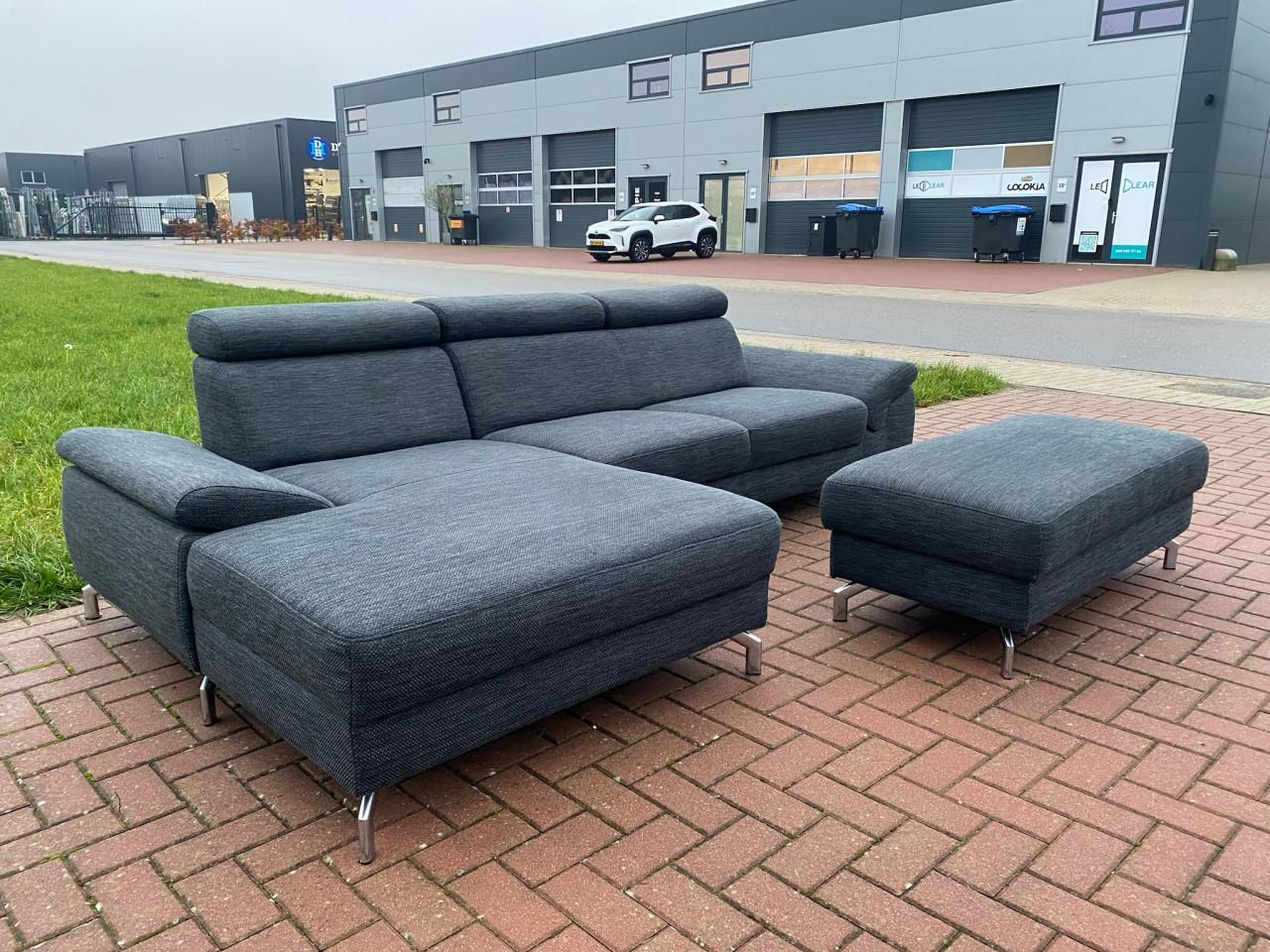 GRATIS LEVERING HEEL NL Montel Grjs Stoffen Hoekbank + Hocker