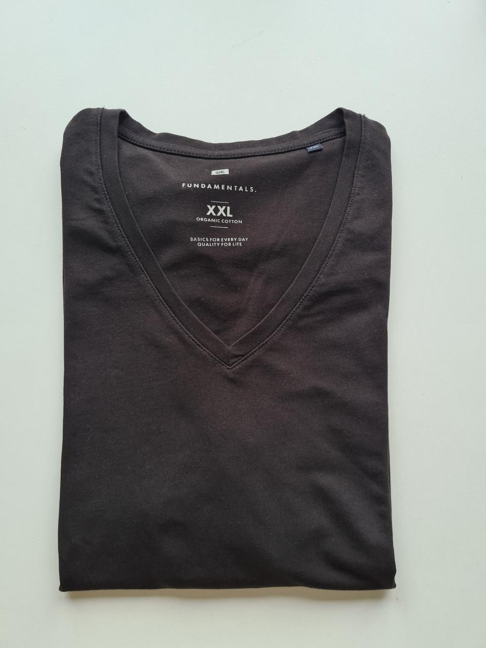 Nieuw, alleen gewassen zwart V-hals T-shirt van de WE in maat XXL.