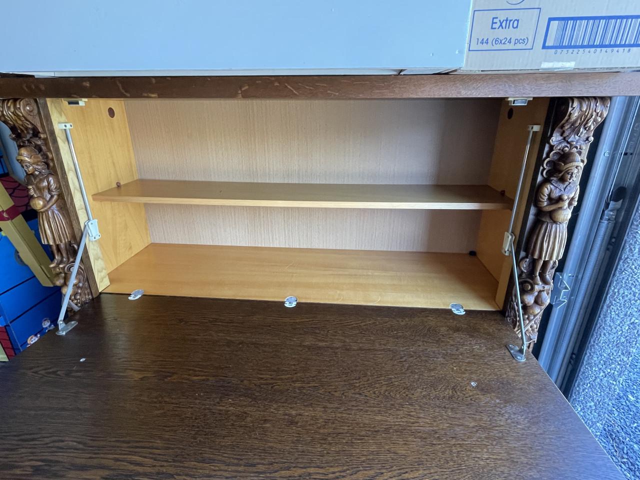 Oude kast met houtsnijwerk