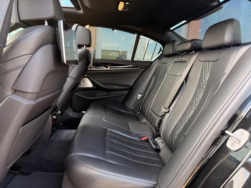 BMW 5 Serie m550i xdrive high executive | 4ws | soft-close | pano | b&w | m