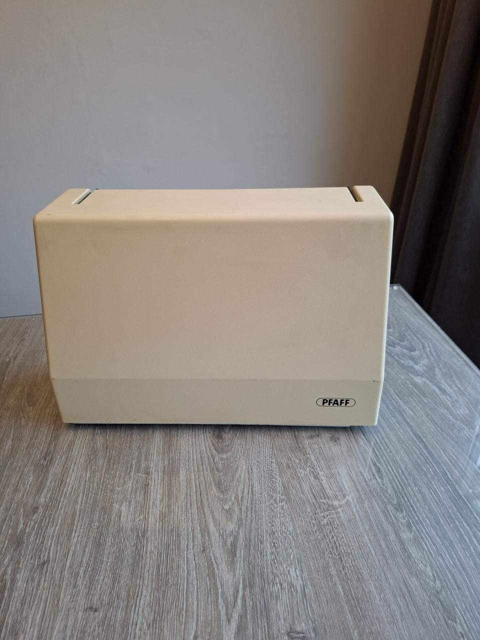 Pfaff tiptronic 1025 Naaimachine met accessoires.