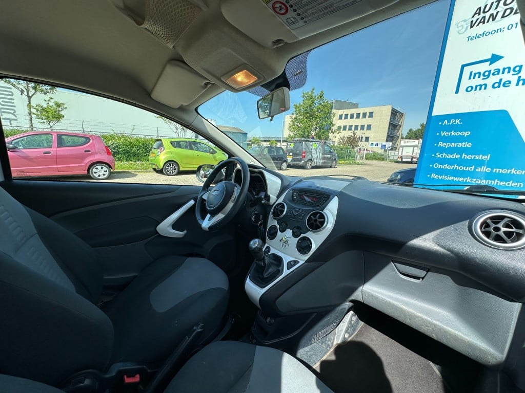 Ford KA 1.2 titanium airco lm velgen lage km stand org. nl