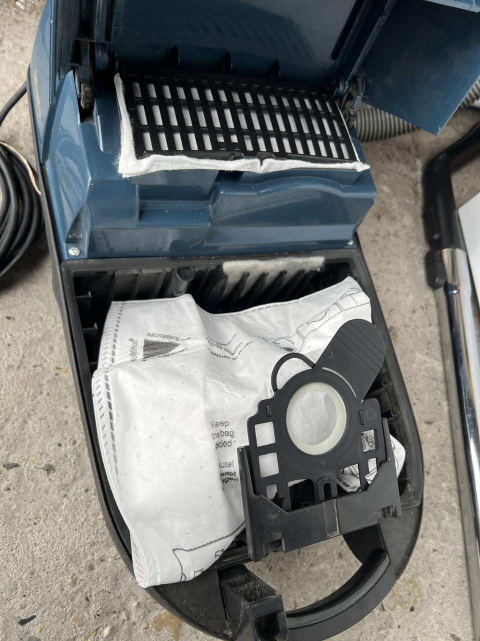 Miele stofzuiger 1400W als nieuw compleet met hulpstukken zak en filters