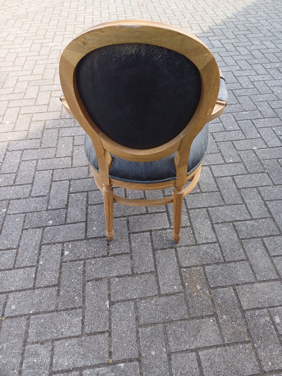 Klassiek gevormde houten stoelen.