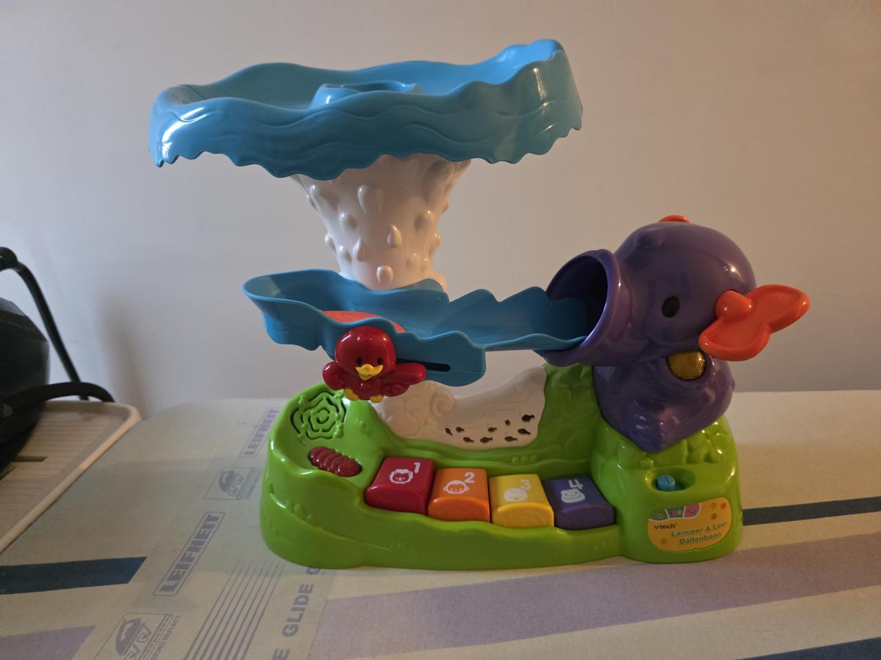 Olifant met muziek en omhoog vliegende ballen