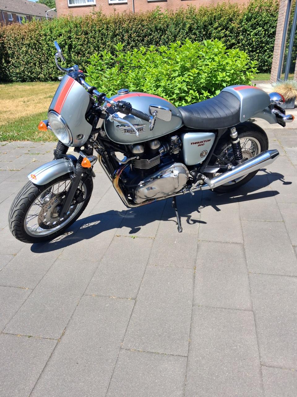 Truimph Thruxton 900