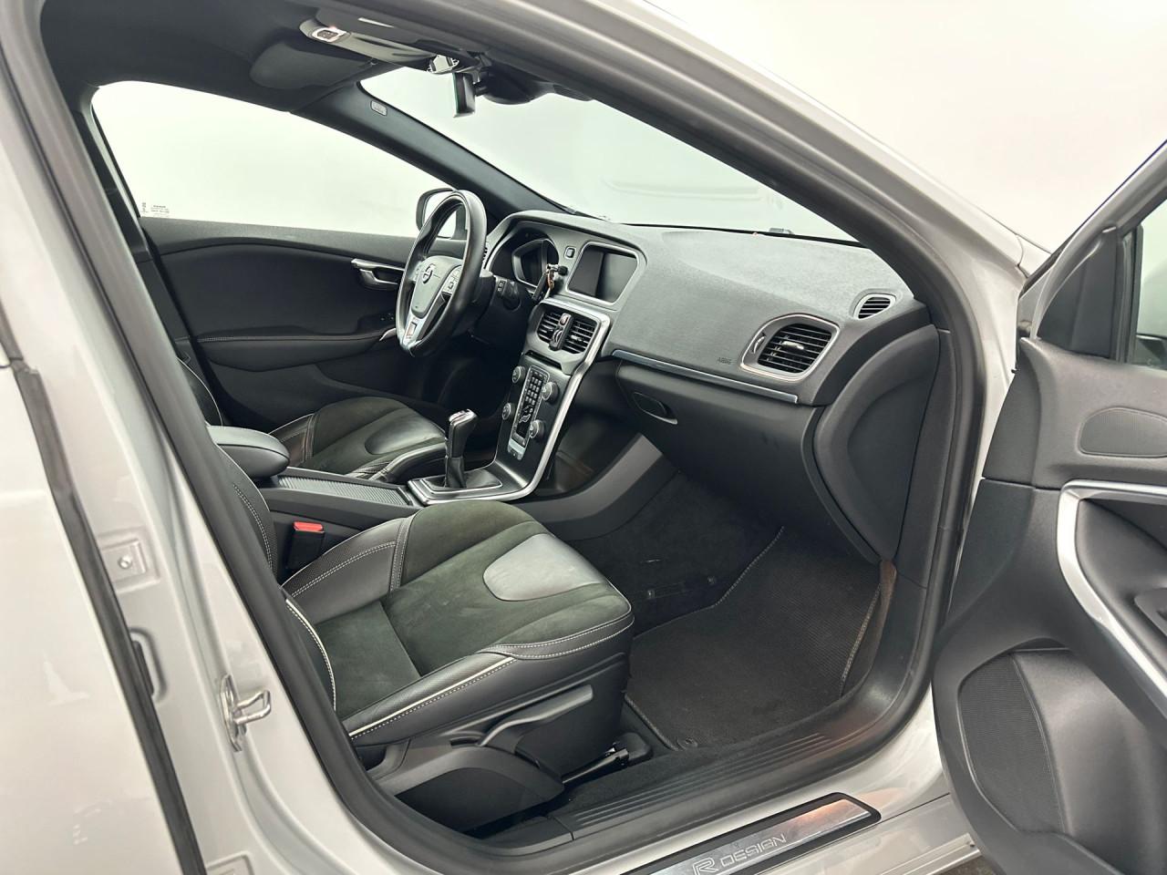 Volvo V40 2.0 T2 R-Design - FULL LED - DEALER OND - NAVI