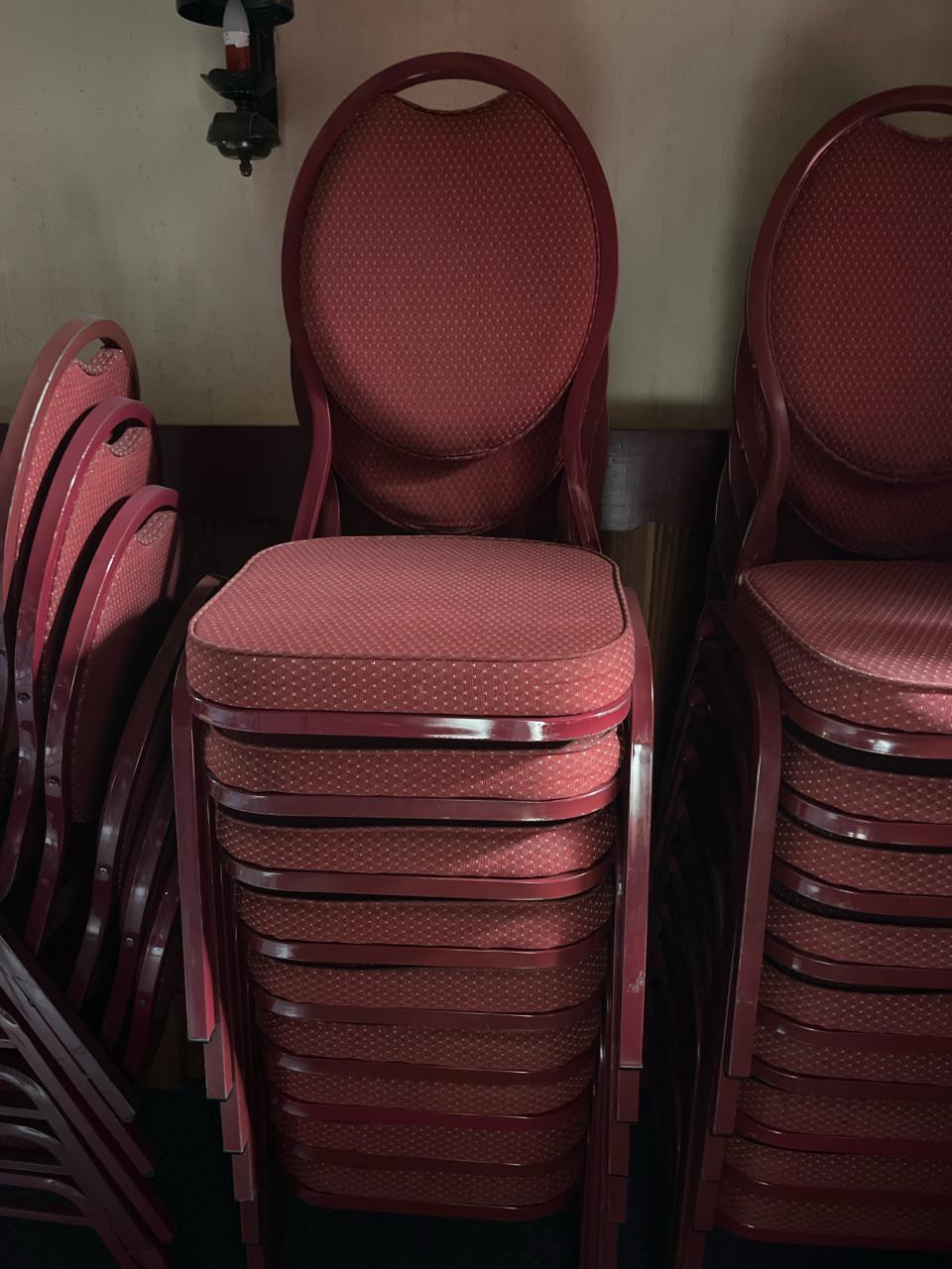 Rode horeca stapel stoelen