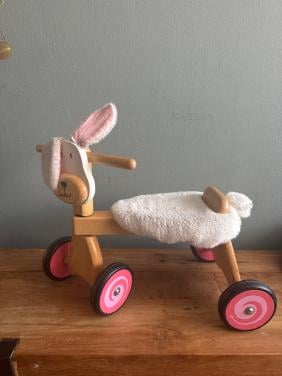 Houten schaap loopfietsje