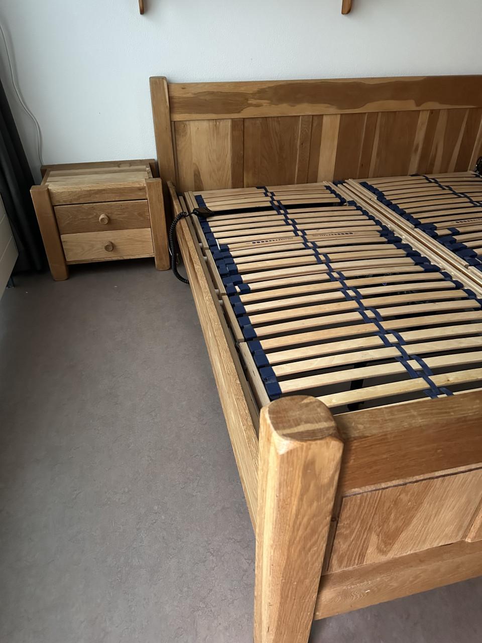 Ledikant met twee nachtkastjes. Elektrisch bedienbaar.