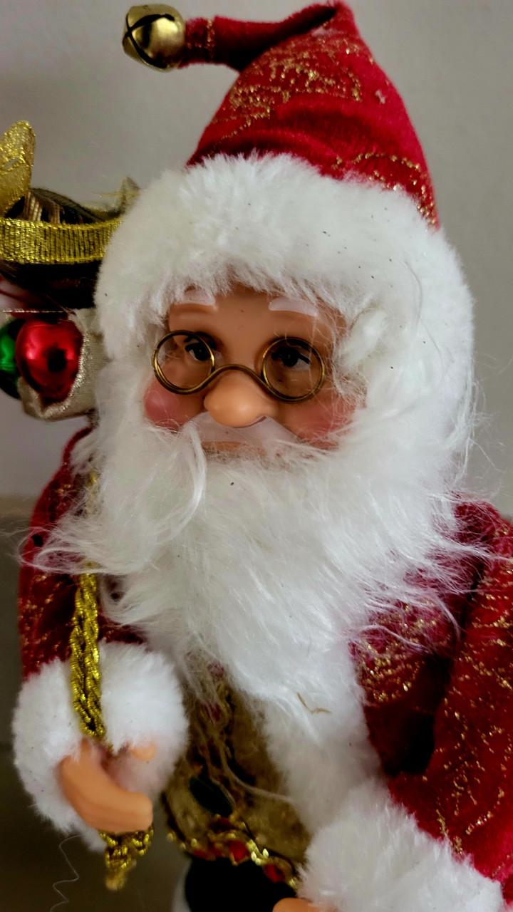 2 verschillende Kerstmannen 28 cm hoog (zo goed als nieuw)