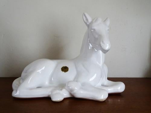 Vintage Delfts Wit plateel Beeld Liggend Paard keramiek