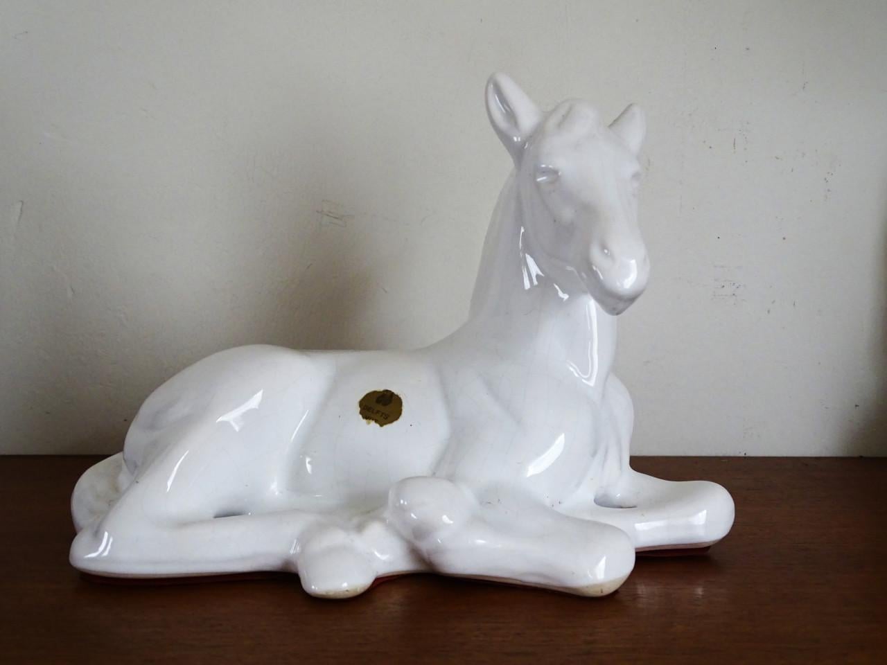 Vintage Delfts Wit plateel Beeld Liggend Paard keramiek