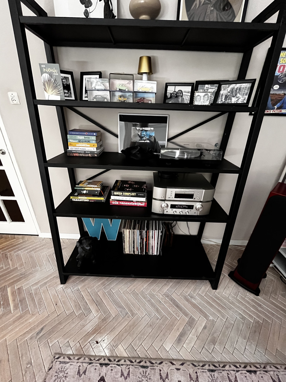 Wandkast. Open, zwart, metaal.