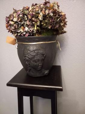 Pot met vrouwenhoofd relief