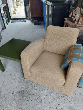 Stoel met bijzettafel