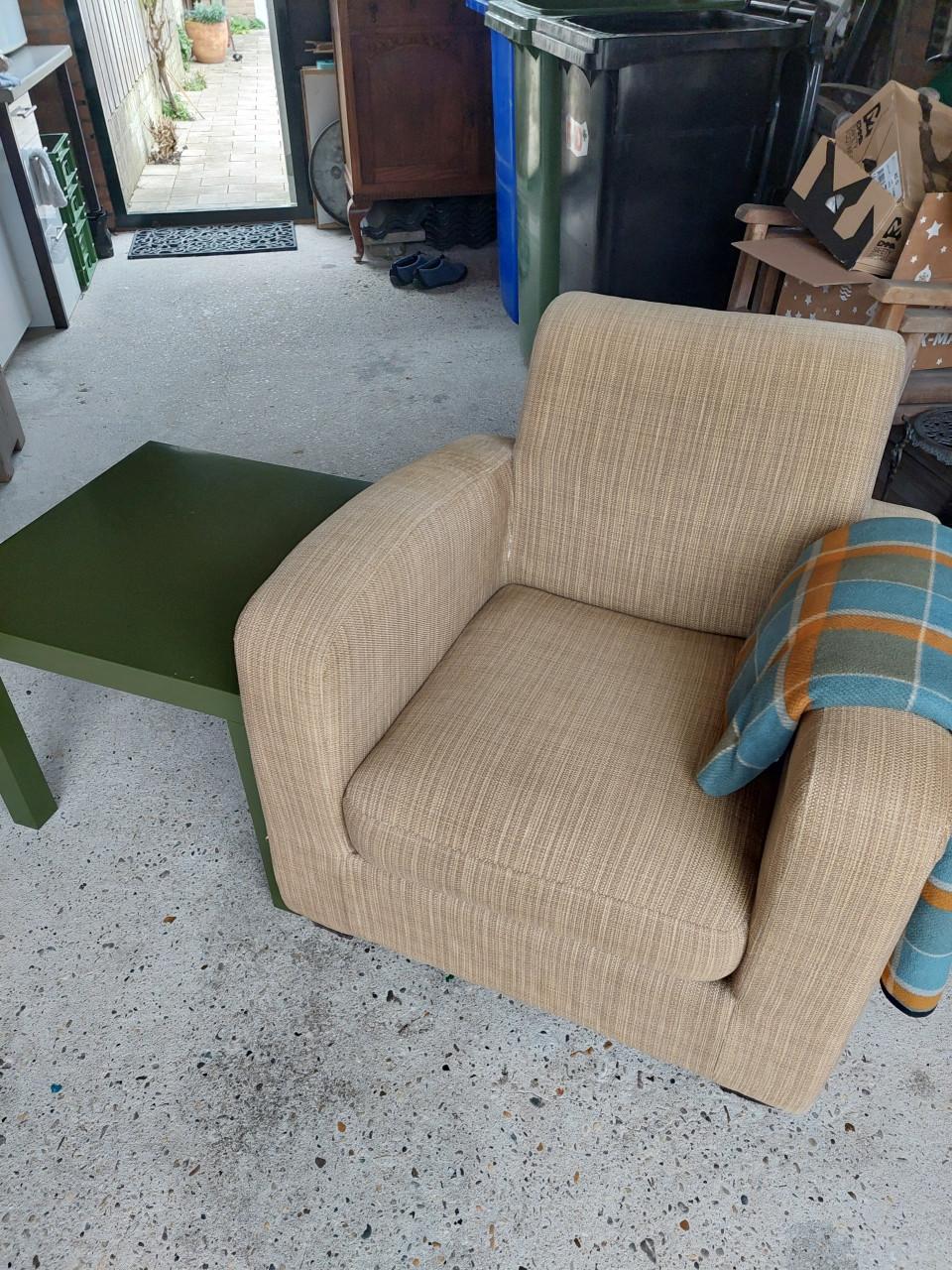 Stoel met bijzettafel