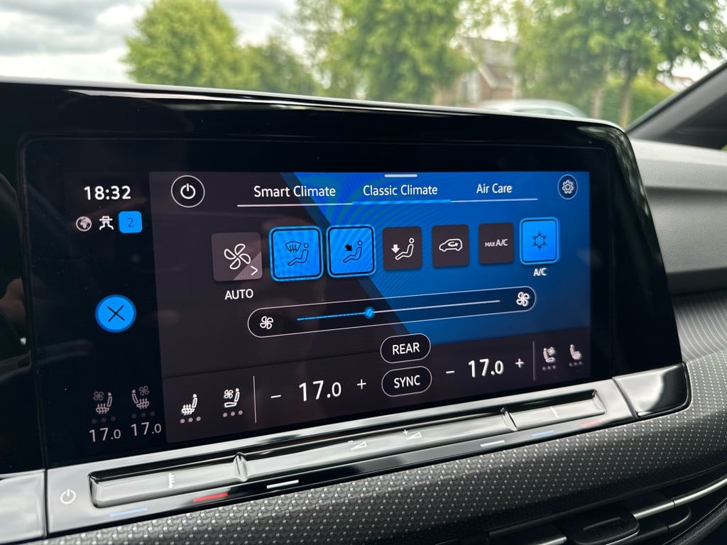 Volkswagen Golf 2.0 tsi r 4motion // panoramadak // akrapovic