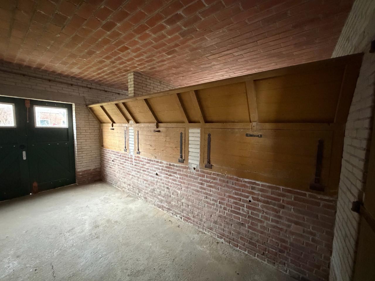 Paarden voerwand met luiken