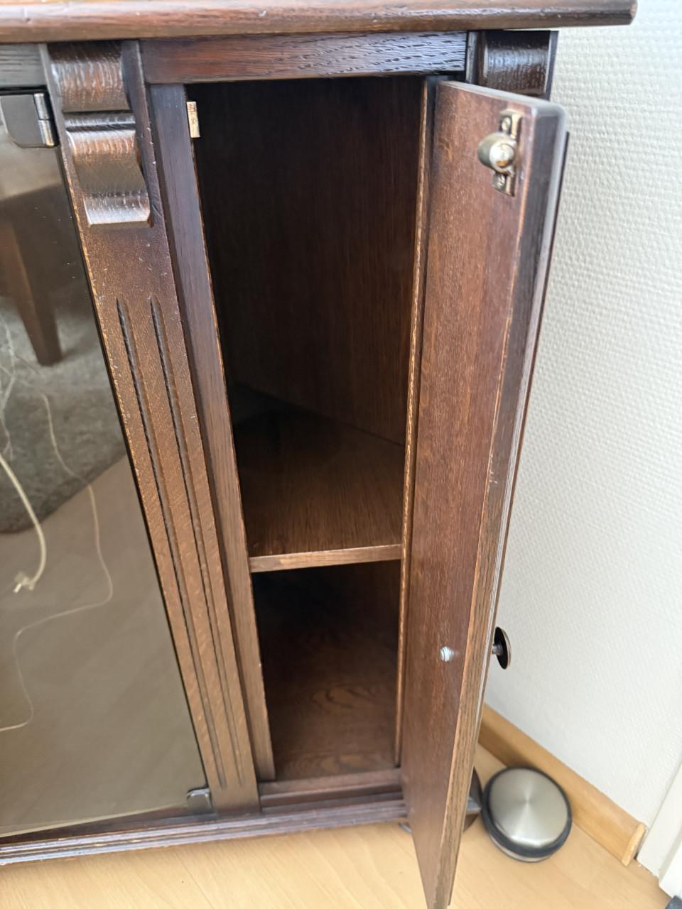 Massief Tv Meubel. Vakken voor accessoires.