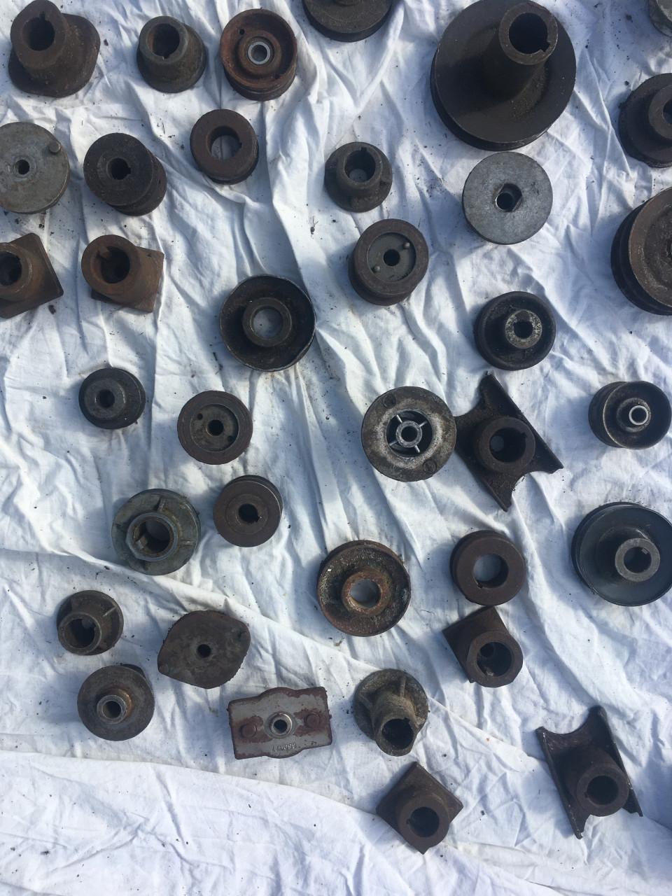 Diverse pullys en meshouders voor grasmaaiers in gebruikte staat