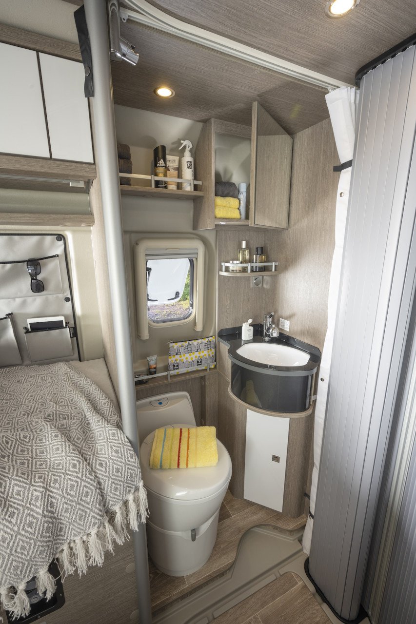 Boek nu onze Bus Camper : stahoogte 2,13 en lengtebedden 2,08 m !!