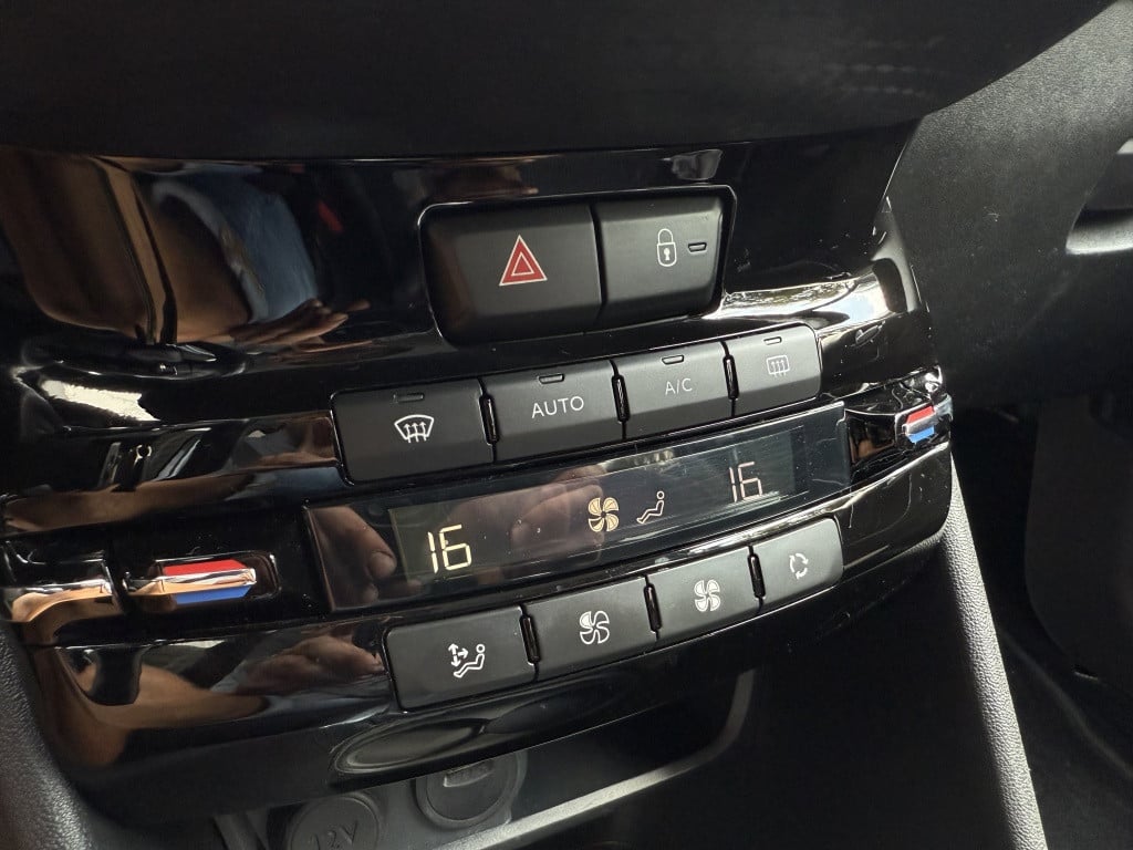 Peugeot 208 1.2 turbo, tech edition // 110pk // 4x nieuwe band, grote beurt